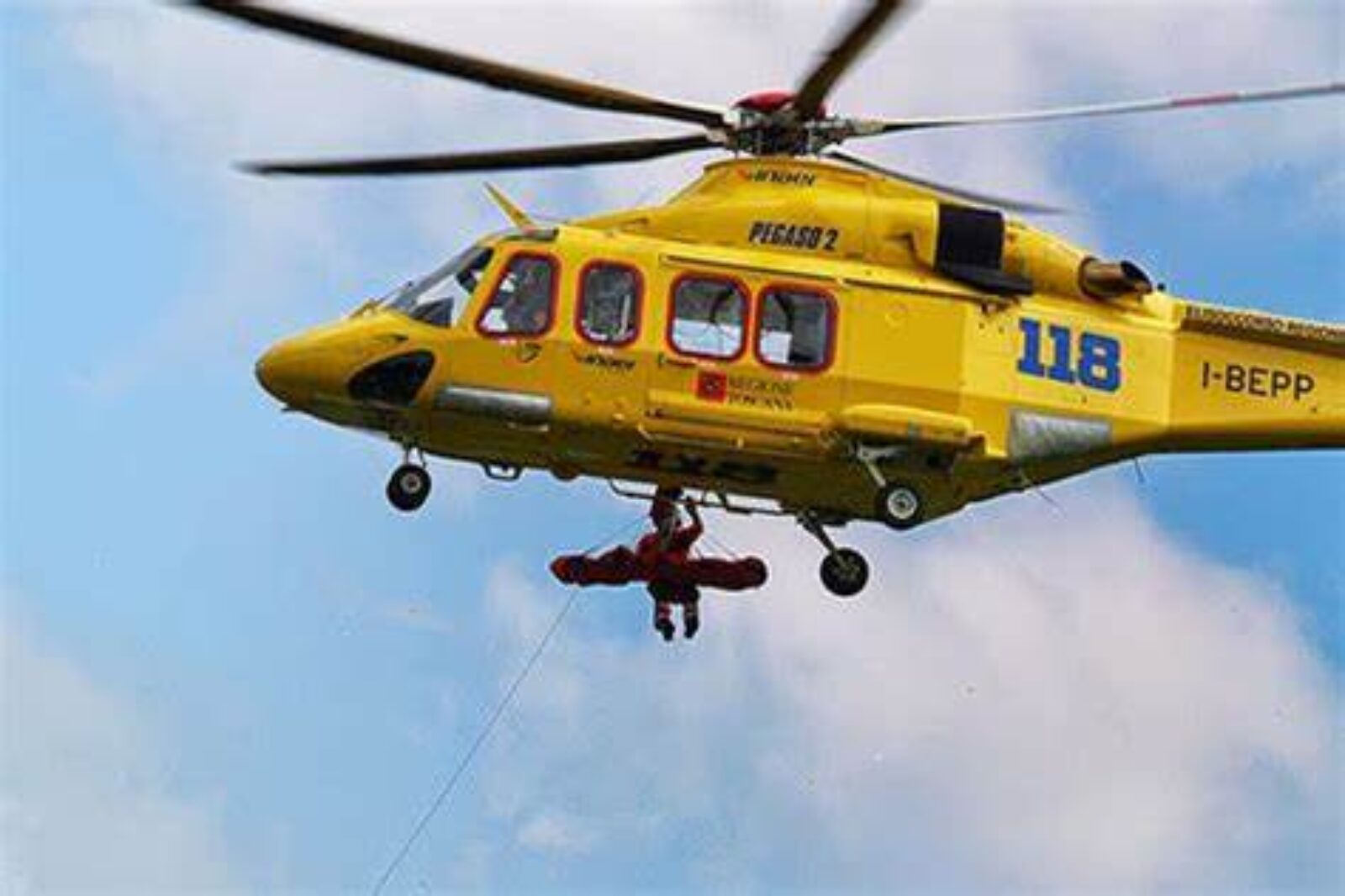 PISA, INCIDENTE SUL LAVORO: TRAVOLTO DA UN ALBERO. GRAVE